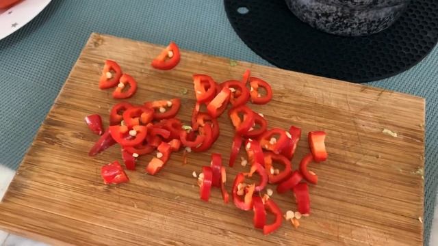 ГУАКАМОЛЕ: классический рецепт из авокадо с помидором смотреть онлайн