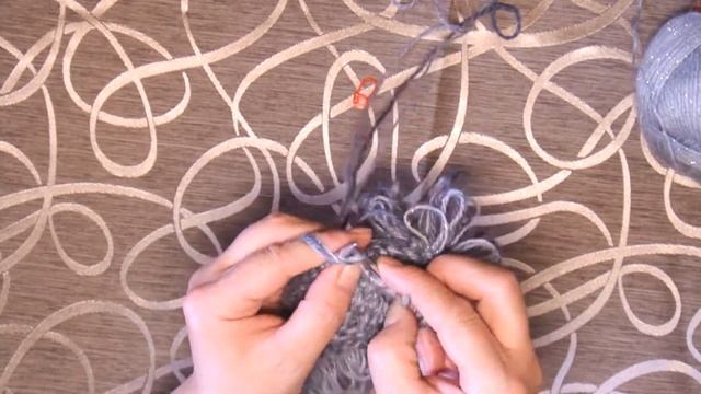 Шапка спицами по спирали с узором "Мех".Подробный МК смотреть онлайн
