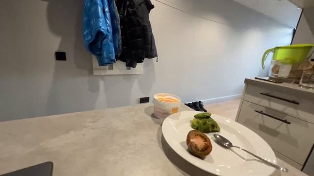 ЕЛЯ ПЛАГ ГОТОВИТ ЗАВТРАК | ОБЫЧНОЕ УТРО ЕЛИ ПЛАГ | ЕЛЯ ПЛАГ ПЬЁТ СЫРОЕ ЯЙЦО смотреть онлайн