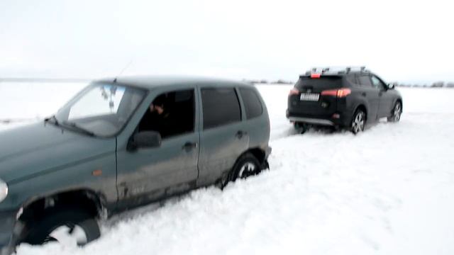 Toyota Rav 4 спасает Niva Chevrolet. Off-road по снегу, задаем жару! смотреть онлайн