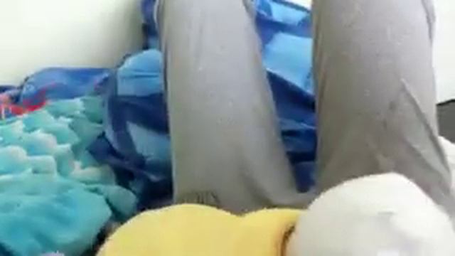 Она сама так толкается ножками смотреть онлайн