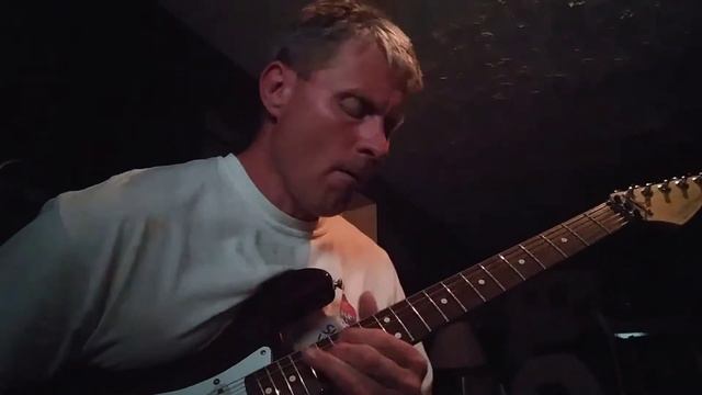 Warming up on my 2001 Fender Stratocaster with the YJM loaded pickguard and original German Floyd смотреть онлайн