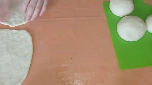 Новый рецепт. Пирожки с сосиской и сырами. смотреть онлайн