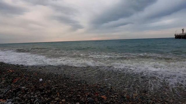08.01.2021. Центральная набережная и пляж! Людей меньше, но еще есть! ?ЛАЗАРЕВСКОЕ СЕГОДНЯ ?СОЧИ. смотреть онлайн