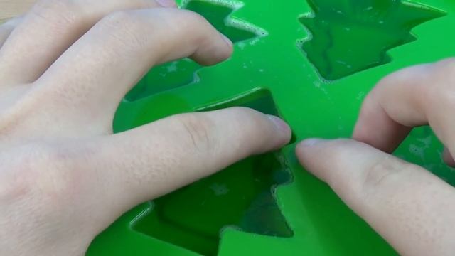 НУБ НАШЕЛ ПОДАРОК РАНЬШЕ ВРЕМЕНИ ! КАК СДЕЛАТЬ ЖЕЛЕЙНУЮ ЁЛКУ ! МАЙНКРАФТ В РЕАЛЬНОЙ ЖИЗНИ ! ЖЕЛЕ ! смотреть онлайн