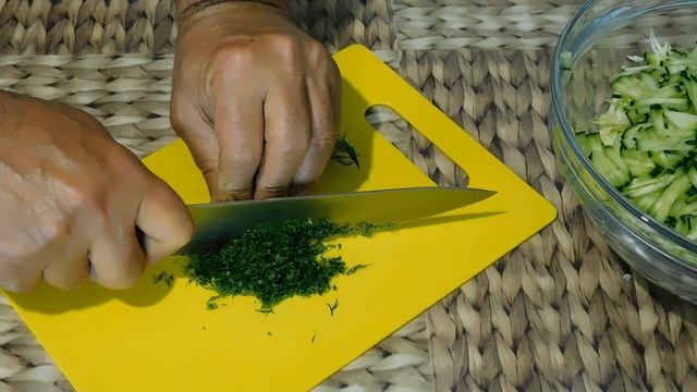 Салат из молодой капусты с огурцом и ИКРОЙ МОЙВЫ смотреть онлайн