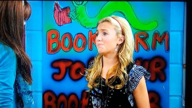 Peyton List's Feet смотреть онлайн