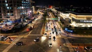 Полет квадрокоптера над ночным городом