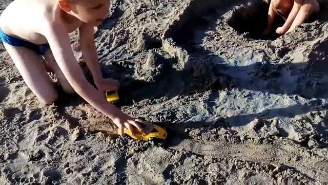 Машинки на песке - Даник и Леша играем грузовыми машинками в песке смотреть онлайн