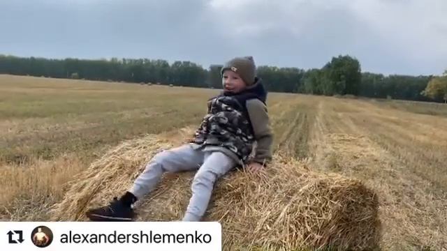 Александр Шлеменко с сыном Святославом на прогулке в поле смотреть онлайн