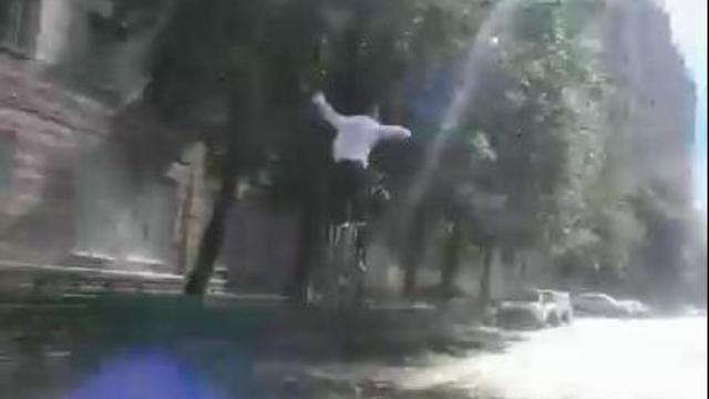 Бизнесмен-джампер спешит на работу!