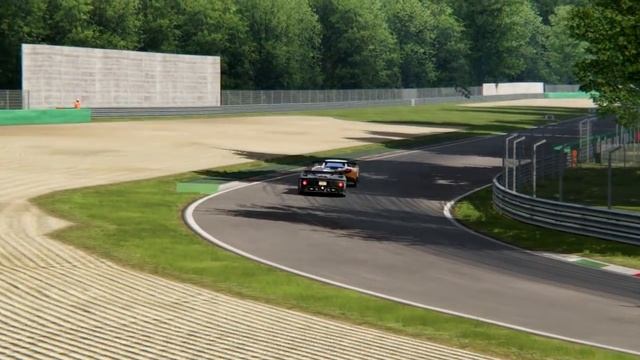 Battle Ferrari P4/5 Competizione vs McLaren 650S GT3 Racing at Monza Circuit смотреть онлайн