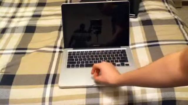Apple MacBook Pro VS Compaq Presario [HD Comparison Video] смотреть онлайн