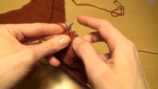 Вязание спицами для начинающих. Носки на 5 спицах  /////  Knitting For Beginners. Socks 5 Spokes