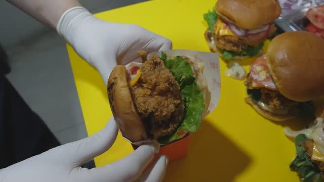 Такую бомбу можно отведать прям на улицах Кореи. Острые бургеры с курочкой! смотреть онлайн