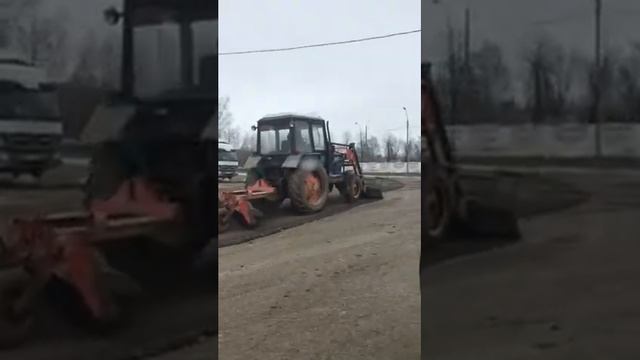 Трактор Толкает грязь на стоянке после зимы смотреть онлайн
