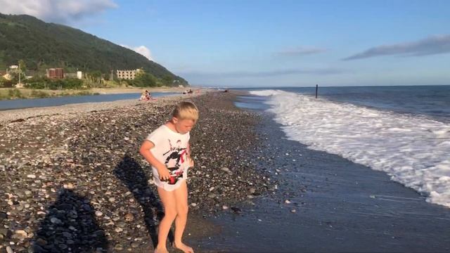Идём купаться на море/чёрное море в Абхазии/цандрипш/Вода тёплая/волны огромные смотреть онлайн