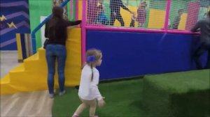 Дети играют на детской площадке в развлекательном центре