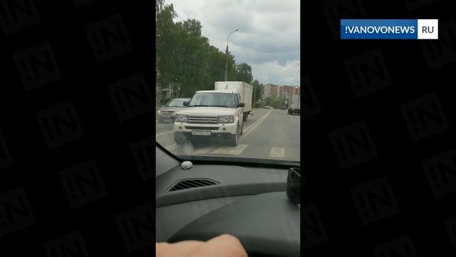 В Иванове фургон врезался во внедорожник смотреть онлайн