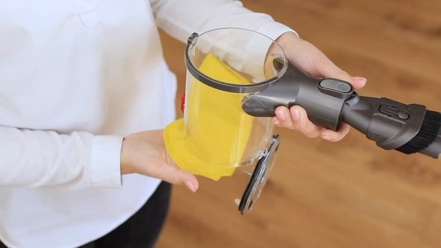 How to empty and clean your Dyson V6 cordless vacuum's bin смотреть онлайн