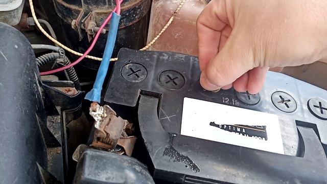 Как открутить крышки аккумулятора монетой.