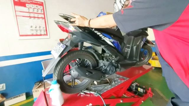 HONDA BEAT CHANGE OIL | How to Change Engine Oil | Gear Oil | Air Filter смотреть онлайн