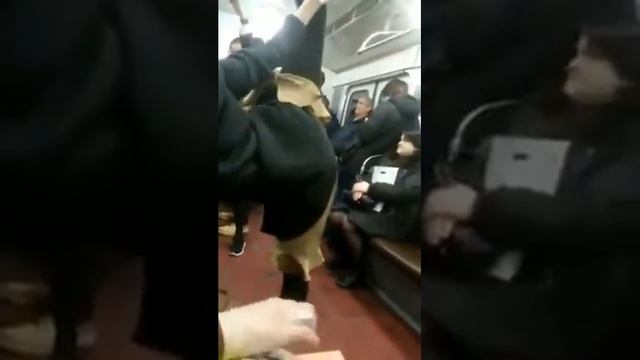Когда мечтаешь стать балериной, но соли заставляют выступать в метро... смотреть онлайн