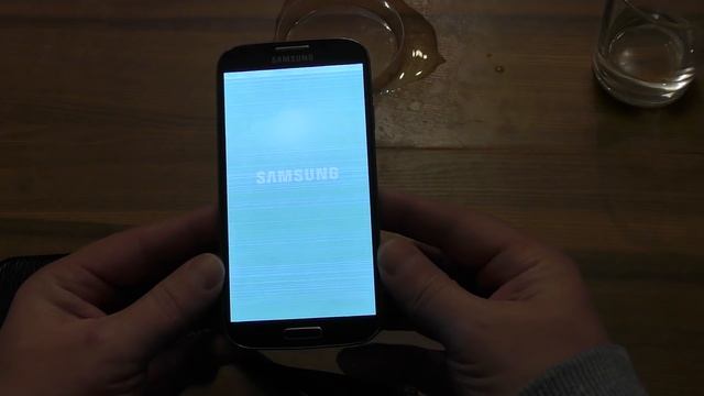В телефон попала вода Samsung Galaxy S4 - попала вода и что дальше ?смена экрана(обзор) смотреть онлайн