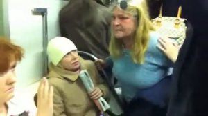 Сумасшедшая женщина в метро ооооо)))