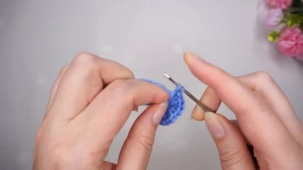 Это красотища? Как вязать маленькие розочки крючком всего за 6 мин // Цветы амигуруми