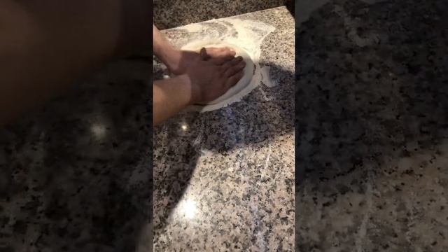 Как правильно растянуть тесто для пиццы смотреть онлайн