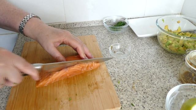 Тартар из лосося и авокадо! Вкуснейшая рыбная закуска! смотреть онлайн