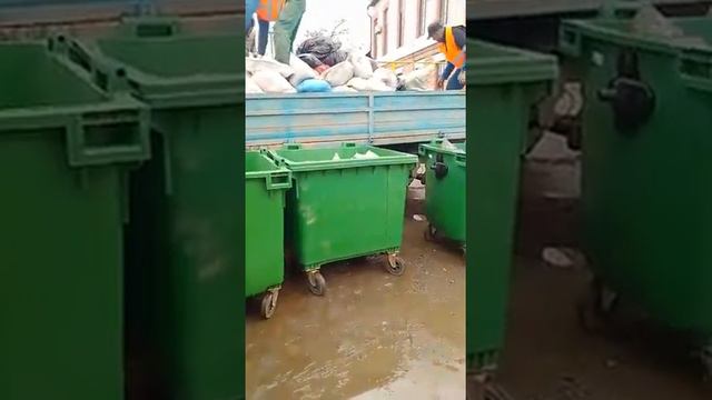 Администарция Холмского поселения занимается мусором, в место Чистого города! смотреть онлайн