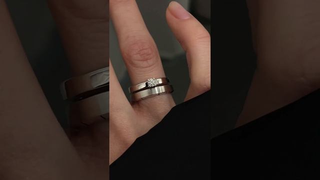 Посмотрите, как сияет бриллиант в помолвочном кольце CHUVSTVA 3354! смотреть онлайн