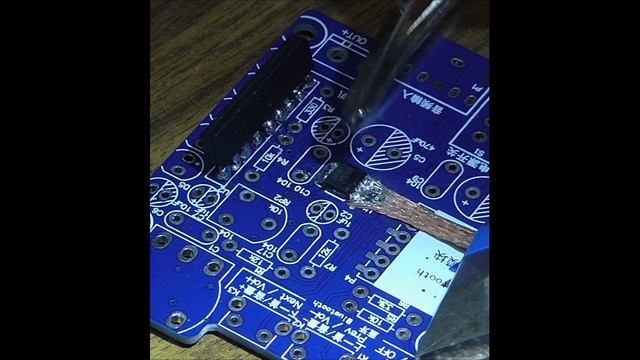 Как припаять мелкую микросхему обычным паяльником. #Shorts смотреть онлайн