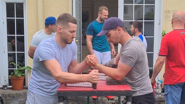 Astonishing Armwrestling смотреть онлайн