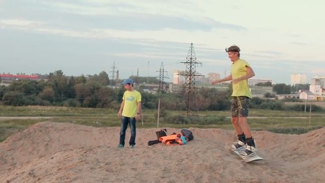 Sand Reel And Baby Happy. Sandboarding. на сноуборде по песку.