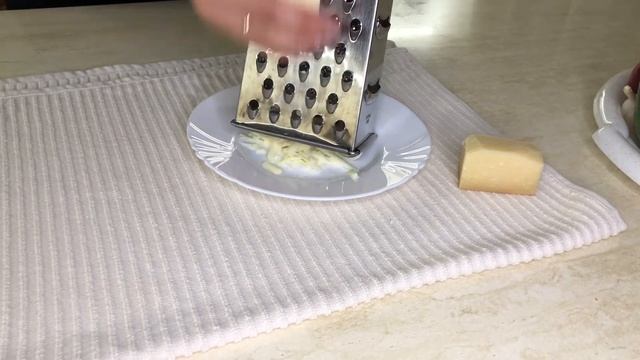 Луковый суп с хрустящими гренками в сырной корочке смотреть онлайн