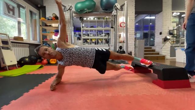 Боковая планка с упором на верхнюю ногу смотреть онлайн