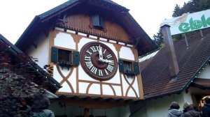 Самые большие часы с кукушкой в мире.