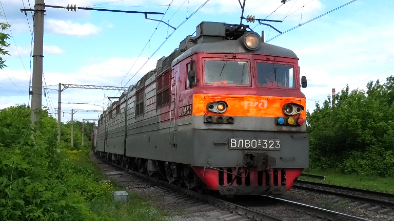 ВЛ80С-323/320 Б с грузовым поездом и приветливой бригадой смотреть онлайн