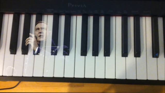 Russell Crowe dropping three semi-tones in Les Miserables! смотреть онлайн