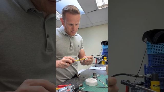 How to wire up an E27 metal lampholder at home смотреть онлайн