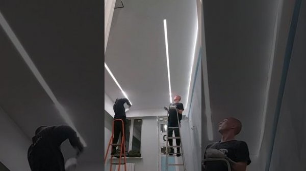 Натяжка тканевого потолка Clipso и монтаж встроенных световых линий Kraab