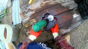 Отмываю соляной кислотой формы для плитки