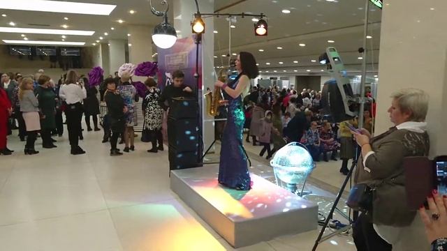 Вечерний саксофон в холле БКЗ Октябрьский перед выступление Зары смотреть онлайн