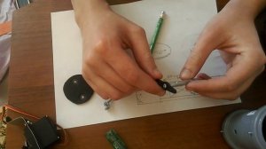 Устройство заслонки подачи корма в автоматической кормушке для кур и перепелов.