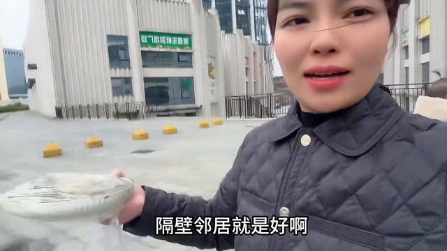 小航航来接小轩妹放学，宝妈又邀请我们到家里吃饭，住得近就是好 смотреть онлайн
