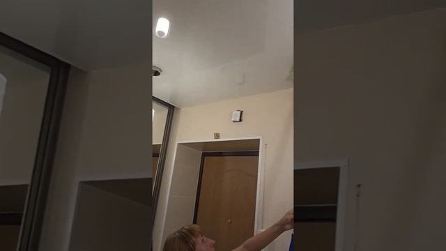 Моем от пыли натяжной потолок аккуратно шваброй и мопом #мытьпотолок #натяжнойпотолок #ремонт смотреть онлайн