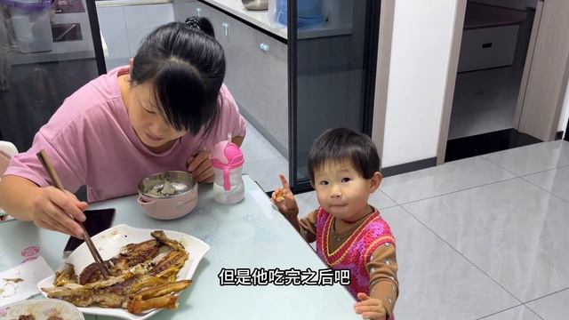 女儿点菜香煎黄花鱼，猪耳朵拍黄瓜，清真扒牛肉，大军打算镶牙了 смотреть онлайн